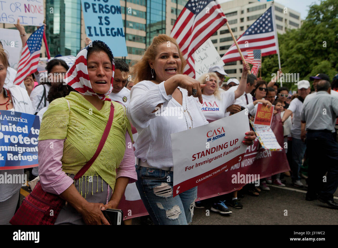 Washington, DC, USA. 1. Mai 2017. Eine große Anzahl von Einwanderern und Anhänger, unter der Leitung von CASA in Aktion, sammelten sich und marschierten ins Weiße Haus für Rechte von Zuwanderern, an diesem internationalen Tag der Arbeiter. Bildnachweis: B Christopher/Alamy Live-Nachrichten Stockfoto