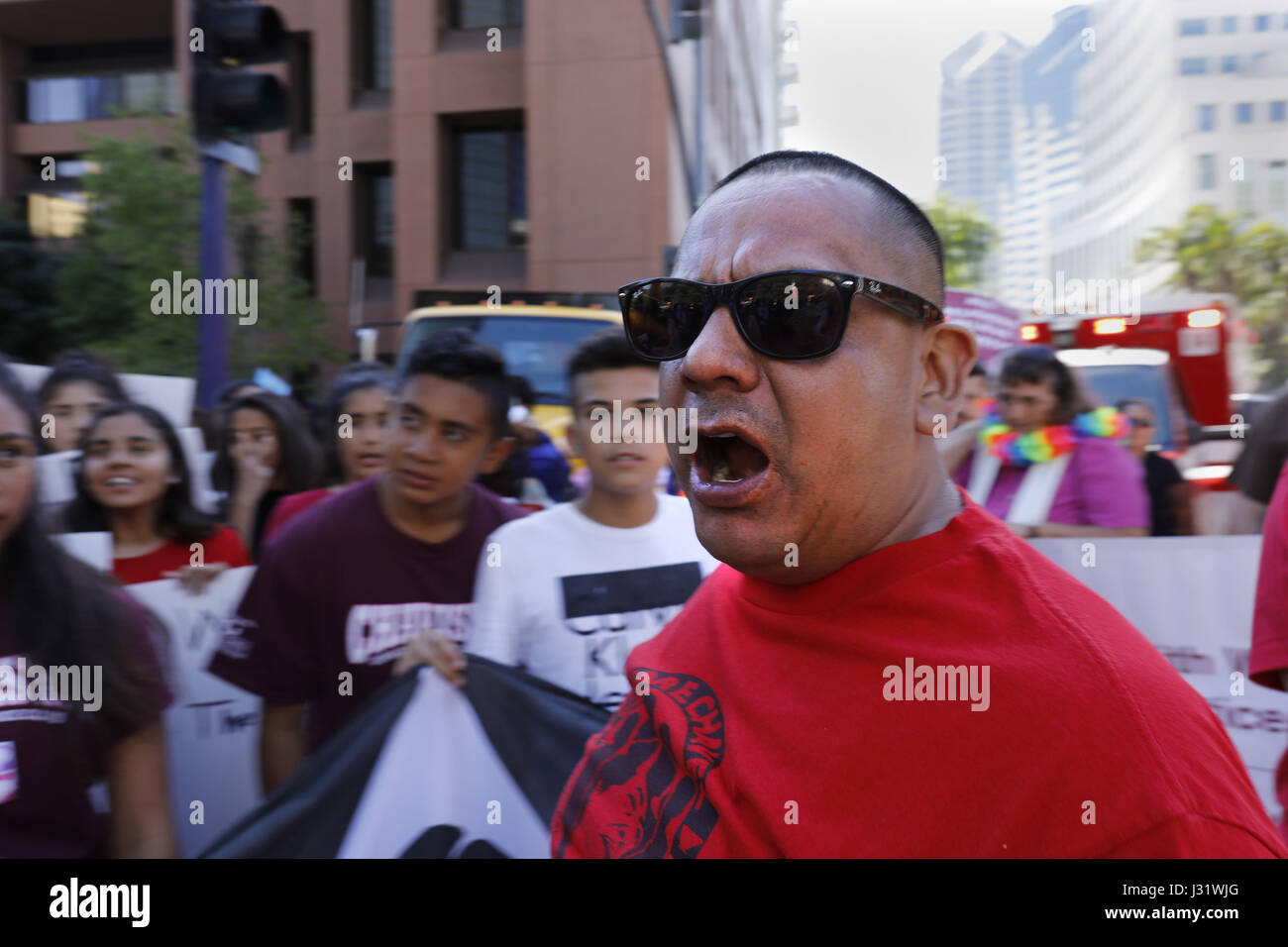 San Diego, CA, USA. 1. Mai 2017. Maifeiertag Kundgebungen in ganz Kalifornien waren relativ ruhig. In San Diego in der Nähe von Federal Courthouse wurden mehrere Trumpf Anhänger von San Diego Polizei Maifeiertag Demonstranten voneinander getrennt. Bildnachweis: John Gastaldo/ZUMA Draht/Alamy Live-Nachrichten Stockfoto