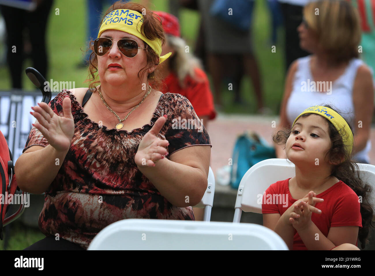 Fort Lauderdale, FL, USA. 1. Mai 2017. Mary Flores und ihrem drei Jahre alten Tochter Arianna Barrios beteiligen sich an der National Day of Action-Rallye für Einwanderer und Arbeiter Gerechtigkeit im Bubier Park in Fort Lauderdale. Carline Jean/Personal Bildnachweis: Sun-Sentinel/ZUMA Draht/Alamy Live-Nachrichten Stockfoto