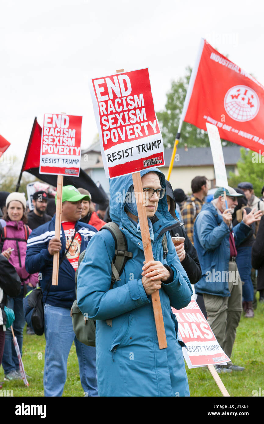 Seattle, USA. 1. Mai 2017. Reife Frau hält ein Protest-Zeichen während der Rallye in Judkins Park am Maifeiertag März für Arbeitnehmer und Einwanderer Rechte. Veranstalter rief zum Generalstreik am International Workers Tag in Solidarität mit koordinierten Veranstaltungen in Gemeinden in den Staat Washington und auf der ganzen Welt. Bildnachweis: Paul Gordon/Alamy Live-Nachrichten Stockfoto