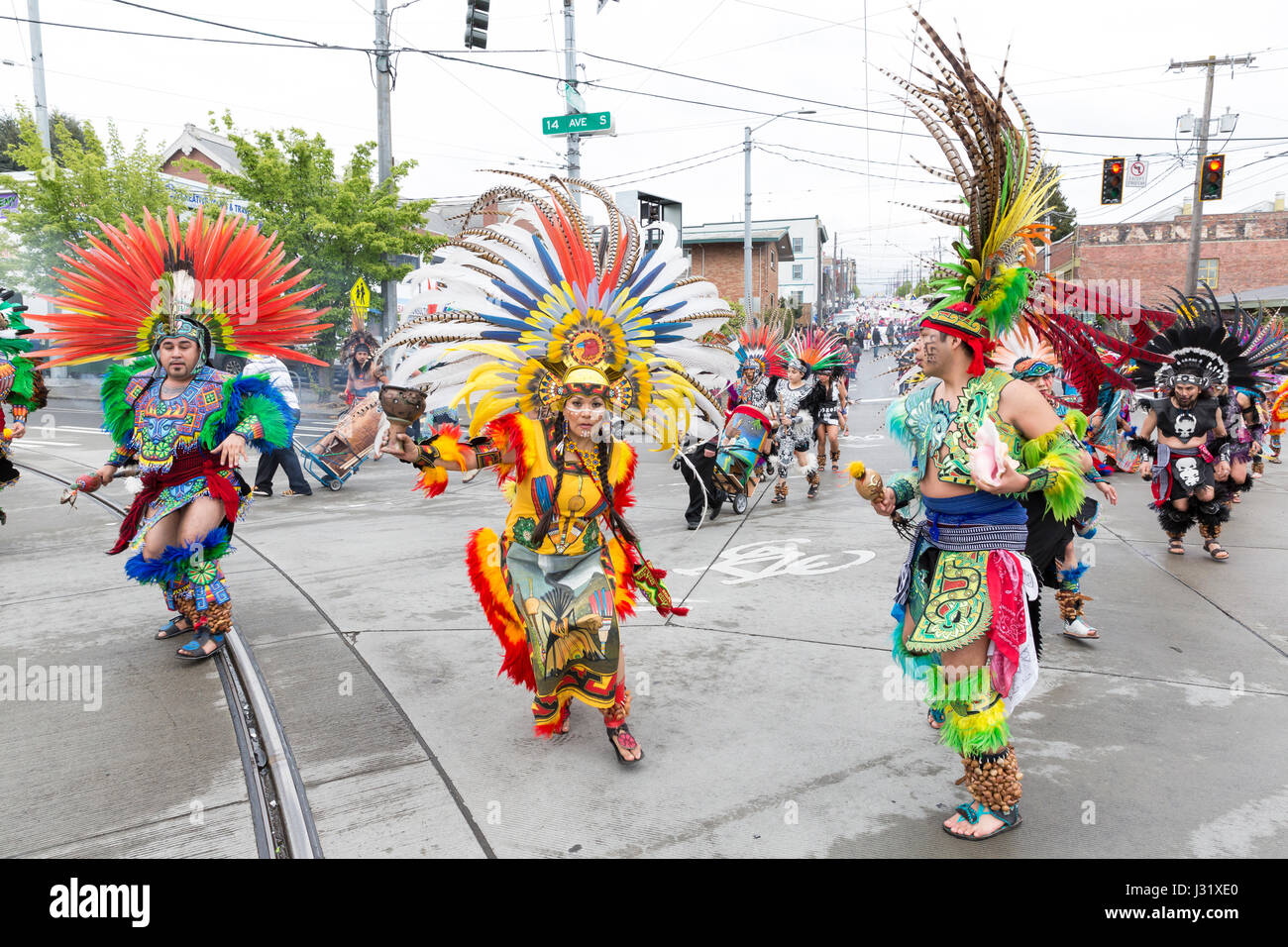 Seattle, USA. 1. Mai 2017. Eine Tänzerin aus der CE-Atl Tonalli Gruppe hält einen Weihrauch-Brenner, wie sie die May Day März für Arbeitnehmer und Einwanderer Rechte durch den Central District zum Seattle Center führt. In die Luft ist Rauch aus einem Weihrauch-Brenner. Veranstalter rief zum Generalstreik am International Workers Tag in Solidarität mit koordinierten Veranstaltungen in Gemeinden in den Staat Washington und auf der ganzen Welt. Bildnachweis: Paul Gordon/Alamy Live-Nachrichten Stockfoto