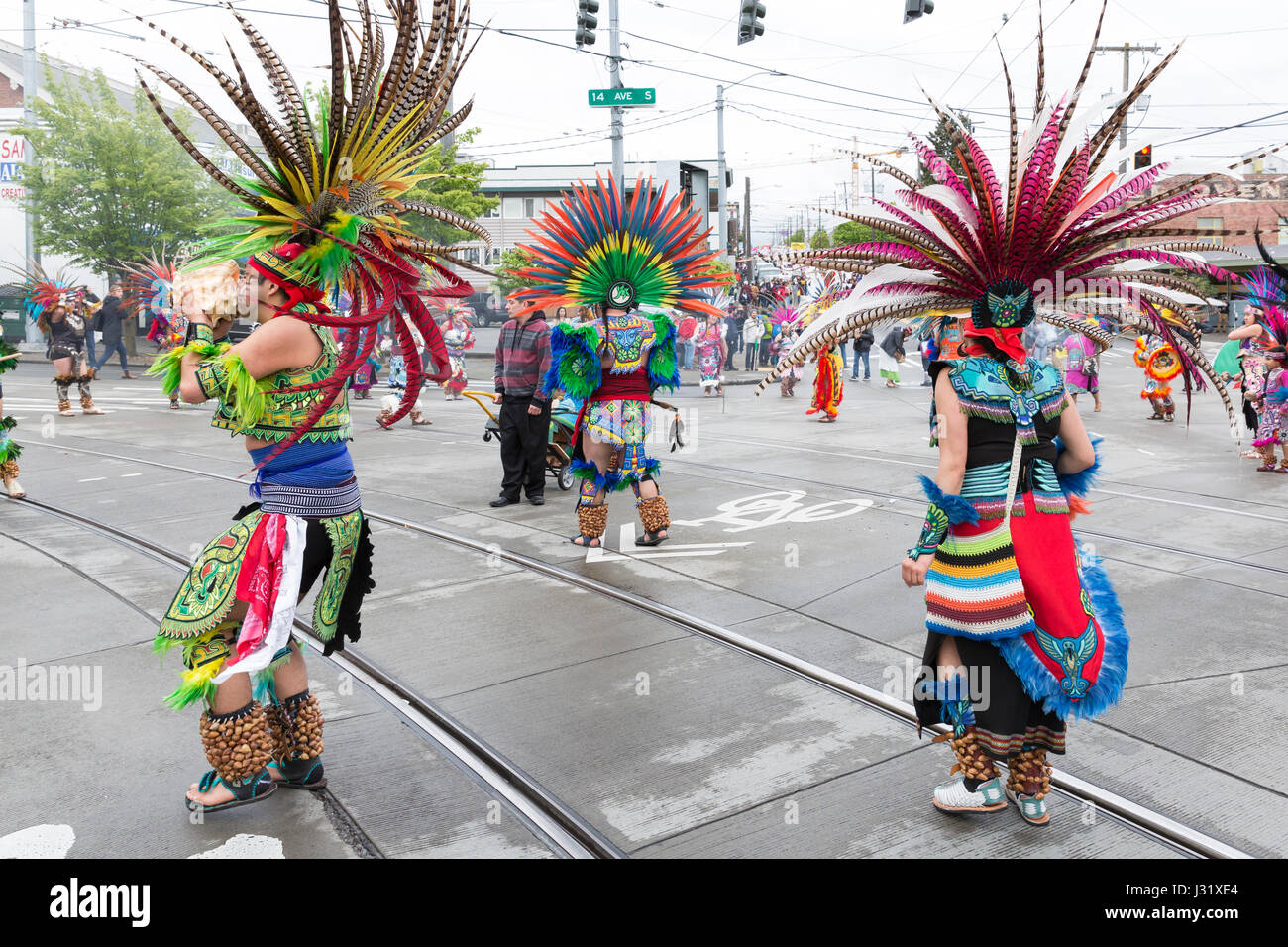 Seattle, USA. 1. Mai 2017. Eine Tänzerin aus der CE-Atl Tonalli Gruppe bläst eine Muschel Horn, da er die May Day März für Arbeitnehmer und Einwanderer Rechte durch Central District zum Seattle Center führt. In die Luft ist Rauch aus einem Weihrauch-Brenner. Veranstalter rief zum Generalstreik am International Workers Tag in Solidarität mit koordinierten Veranstaltungen in Gemeinden in den Staat Washington und auf der ganzen Welt. Bildnachweis: Paul Gordon/Alamy Live-Nachrichten Stockfoto