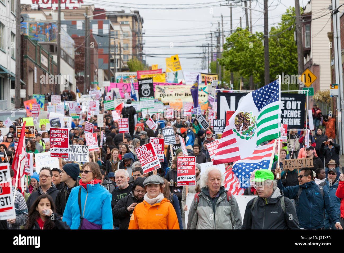 Seattle, USA. 1. Mai 2017. Fans drängen sich Jackson Street beim Maifeiertag Marsch für Arbeitnehmer und Einwanderer Rechte. Veranstalter rief zum Generalstreik am International Workers Tag in Solidarität mit koordinierten Veranstaltungen in Gemeinden in den Staat Washington und auf der ganzen Welt. Bildnachweis: Paul Gordon/Alamy Live-Nachrichten Stockfoto