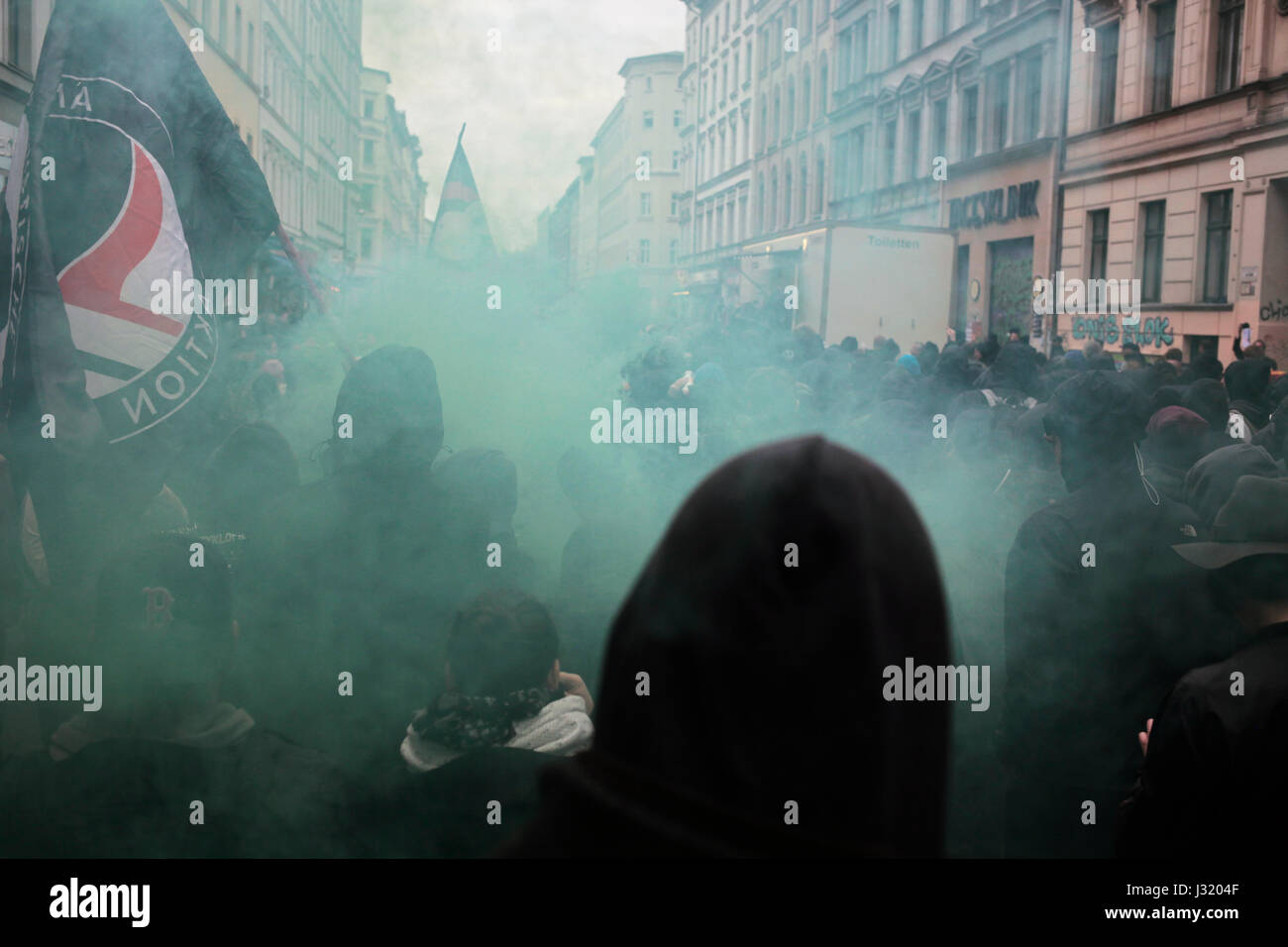 Berlin, Deutschland. 1. Mai 2017. Simon Becker/Le Pictorium - Mai-Demonstration in Berlin - 05.01.2017 - Deutschland/Berlin/Berlin - eine nicht autorisierte Demonstration der linksradikalen Gruppen marschieren durch die Viertel Kreuzberg und Hermannplatz und konfrontiert Sie mit der Polizei. Stockfoto