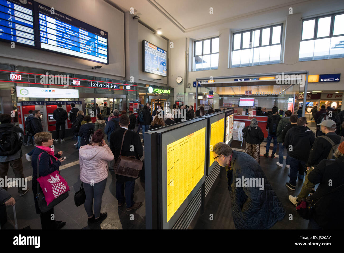 Dortmund, Deutschland. 2. Mai 2017. Reisende im zentralen Bahnhof in Dortmund, Deutschland, 2. Mai 2017. Reise hat gestört wurde, nachdem ein intercity express (ICE)-Zug in der Stadt entgleist. Teile des Bahnhofs geschlossen bleiben und Pendler vor Verzögerungen. Foto: Bernd Thissen/Dpa/Alamy Live News Stockfoto