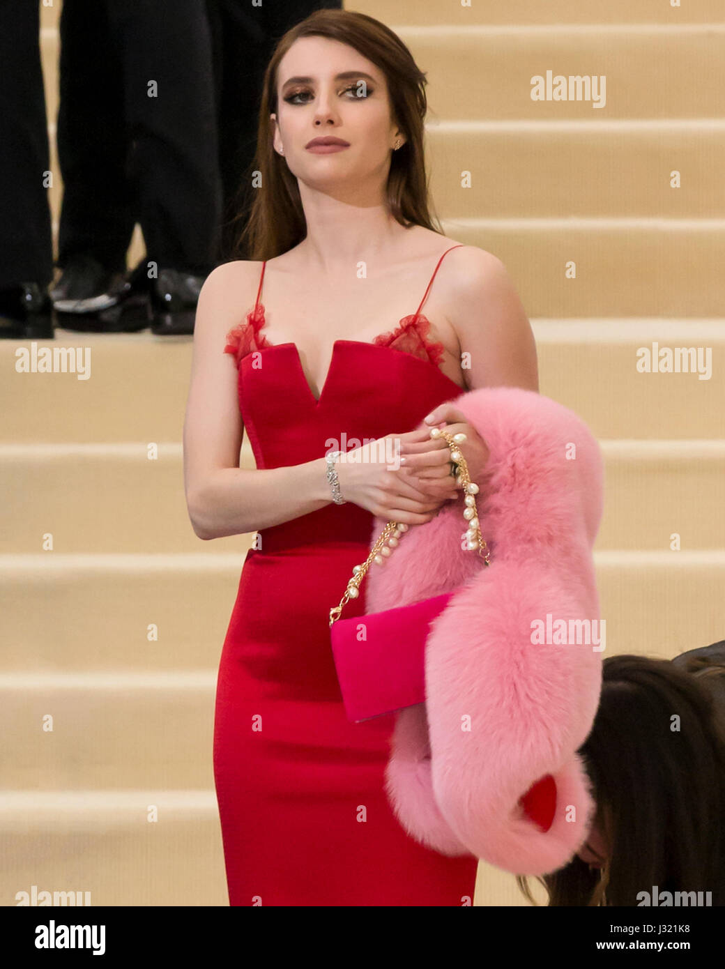 New York, USA. 1. Mai 2017. Emma Roberts besucht die "Rei Kawakubo/Comme des Garcons: Kunst der dazwischen" Costume Institute Gala im Metropolitan Museum of Art Credit: Ovidiu Hrubaru/Alamy Live News Stockfoto