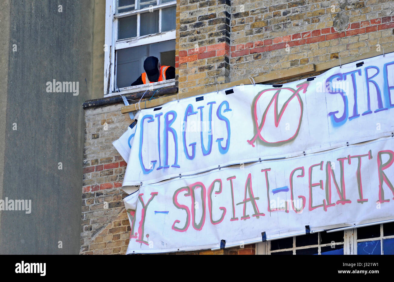 Brighton, UK. 2. Mai 2017. Sicherheitspersonal versuchen, das Gebäude zu sichern, nachdem Hausbesetzer heute vom ehemaligen Zirkus Straße Campus der University of Brighton vertrieben wurden. Das Gebäude gehört zu einem Sanierungsprojekt im Zentrum Stadt und ist seit einer Weile leer Credit: Simon Dack/Alamy Live News Stockfoto