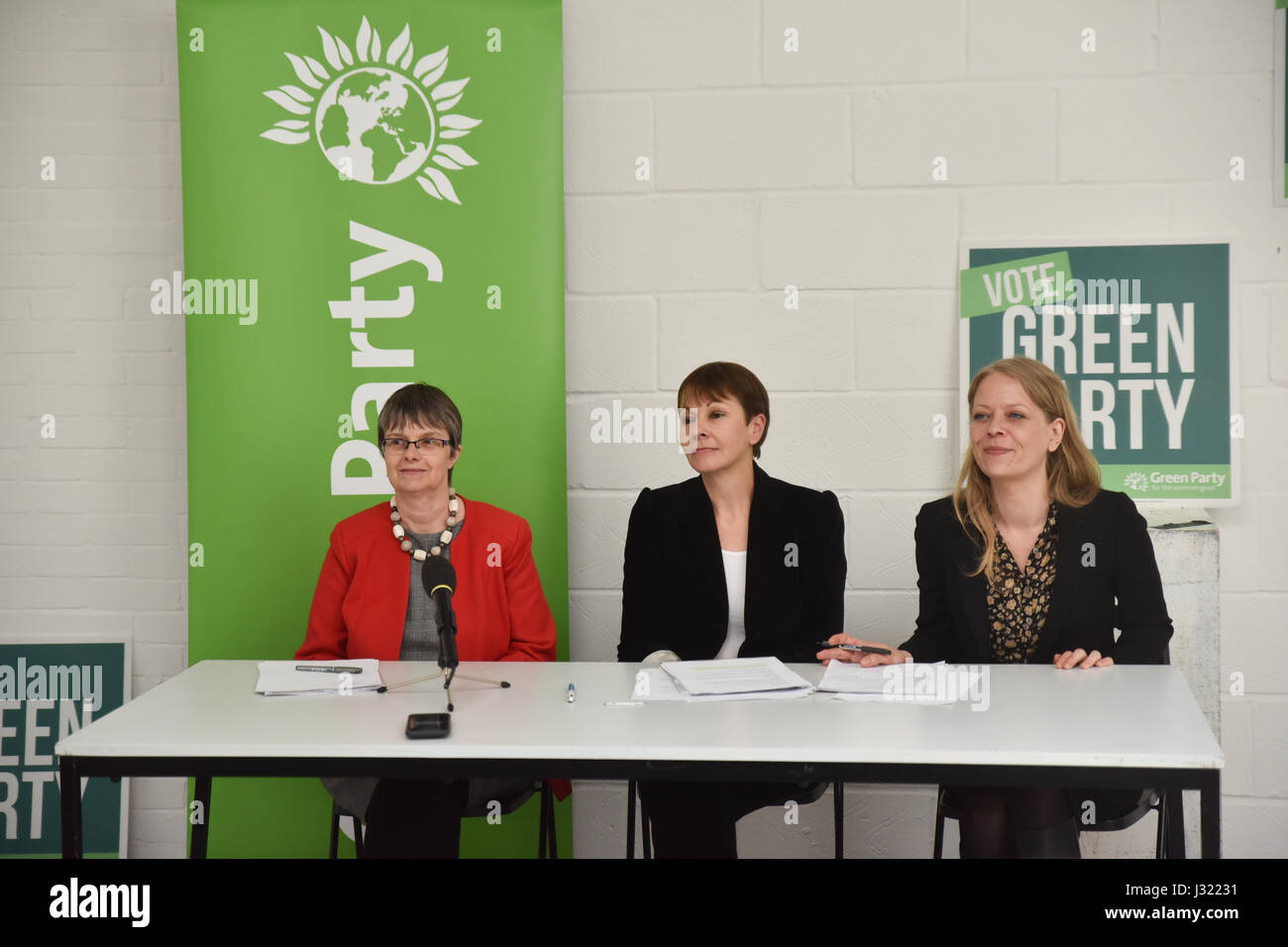 Raum, Hackney, London, UK. 2. Mai 2017. Molly Scott Cato MdEP (Kandidat für Bristol West). Caroline Lucas, Sian Berry (Mitglied der London Assembly). Die grünen starten ihre Brexit Politik. Bildnachweis: Matthew Chattle/Alamy Live-Nachrichten Stockfoto