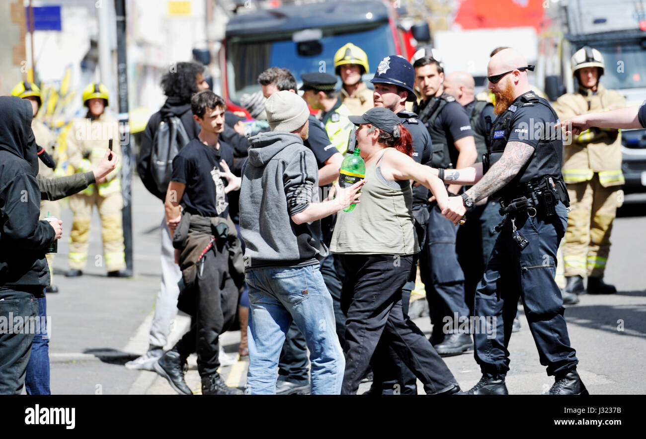 Brighton, UK. 2. Mai 2017. Polizei Hausbesetzer und Sicherheitspersonal stehen Sie an der University of Brighton Zirkus Straße Gebäude. Das Gebäude gehört zu einem Sanierungsprojekt im Zentrum Stadt und ist seit einer Weile leer Credit: Simon Dack/Alamy Live News Stockfoto