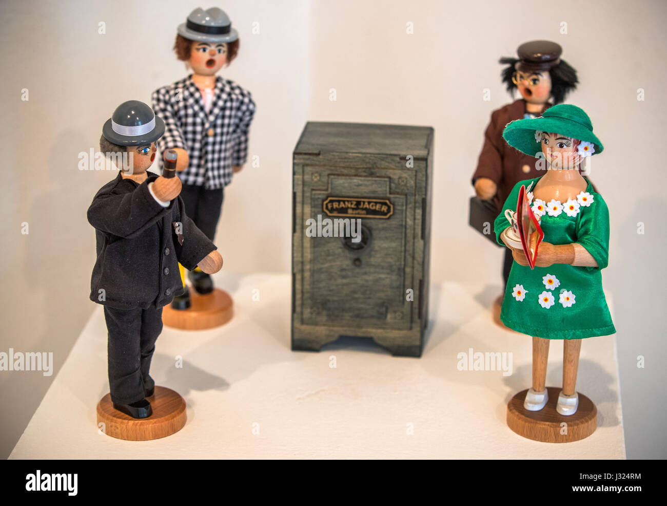 Schwerin, Deutschland. 2. Mai 2017. In einer Sonderausstellung auf der Filmgeschichte der Olsen-Bande in Schwerin, Deutschland, 2. Mai 2017 Weihrauch Männer im Stil der Hauptfiguren zu sehen. 60-j hrige Jes Holtsoe, der die Teenager Borge in den beliebten dänischen Kriminalität Komödien der Olsen-Bande gespielt, eröffnet nicht nur die Ausstellung über die Olsenbande-Filme, die in den neuen Bundesländern besonders beliebt waren. Bildnachweis: Dpa picture Alliance/Alamy Live News Stockfoto