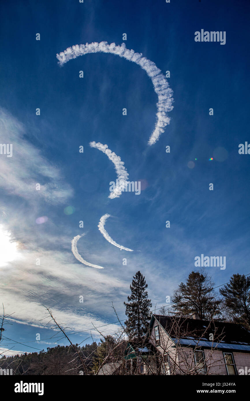 Ungewöhnliche halbmondförmige Wolken unbekannter Herkunft bildete sich in den Himmel über New England, USA. Stockfoto