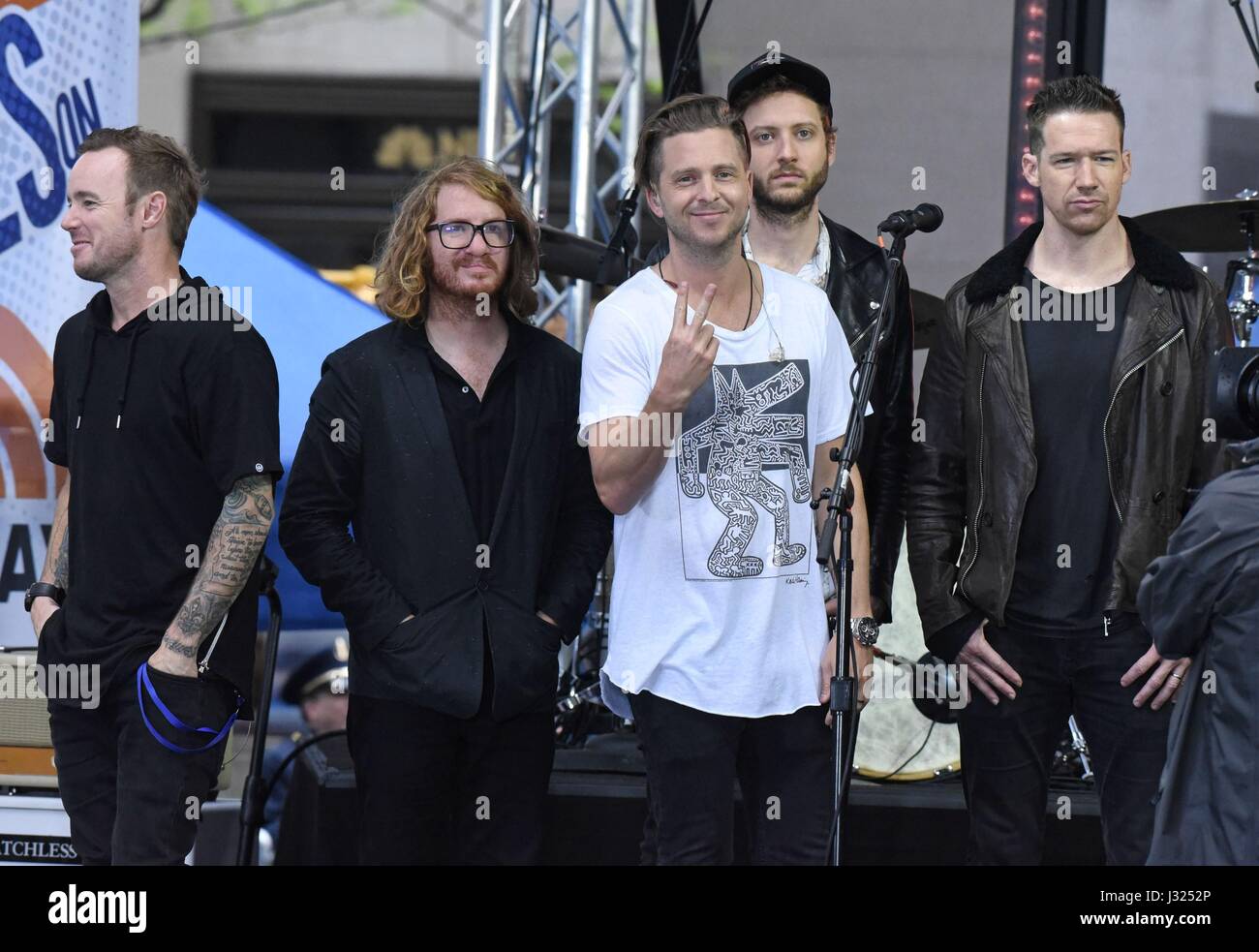 New York, NY, USA. 2. Mai 2017. Eddie Fisher, Drew Brown, Ryan Tedder, Brent Kutzle, Zach Filkins auf der Bühne für NBC Today Show-Konzert mit One Republic, Rockefeller Plaza, New York, NY 2. Mai 2017. Bildnachweis: Derek Sturm/Everett Collection/Alamy Live-Nachrichten Stockfoto