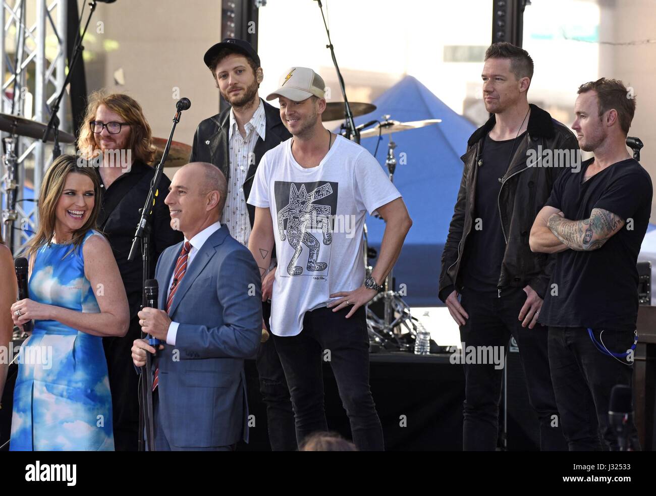 New York, NY, USA. 2. Mai 2017. Eddie Fisher, Drew Brown, Ryan Tedder, Brent Kutzle, Zach Filkins mit Matt Lauer und Savanne Guthrie auf der Bühne für NBC Today Show-Konzert mit One Republic, Rockefeller Plaza, New York, NY 2. Mai 2017. Bildnachweis: Derek Sturm/Everett Collection/Alamy Live-Nachrichten Stockfoto