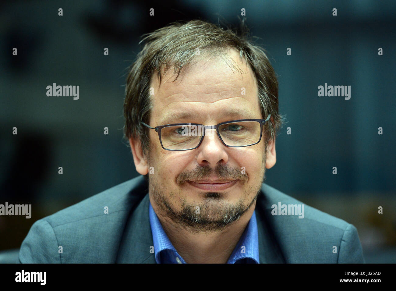 Berlin, Deutschland. 26. April 2017. Journalist Hajo Seppelt beteiligt sich an einer Anhörung des Sportausschusses des Deutschen Bundestages Parlament über die Konsequenzen aus dem McLaren-Bericht in Berlin, Deutschland, 26. April 2017. Foto: Maurizio Gambarini/Dpa/Alamy Live News Stockfoto