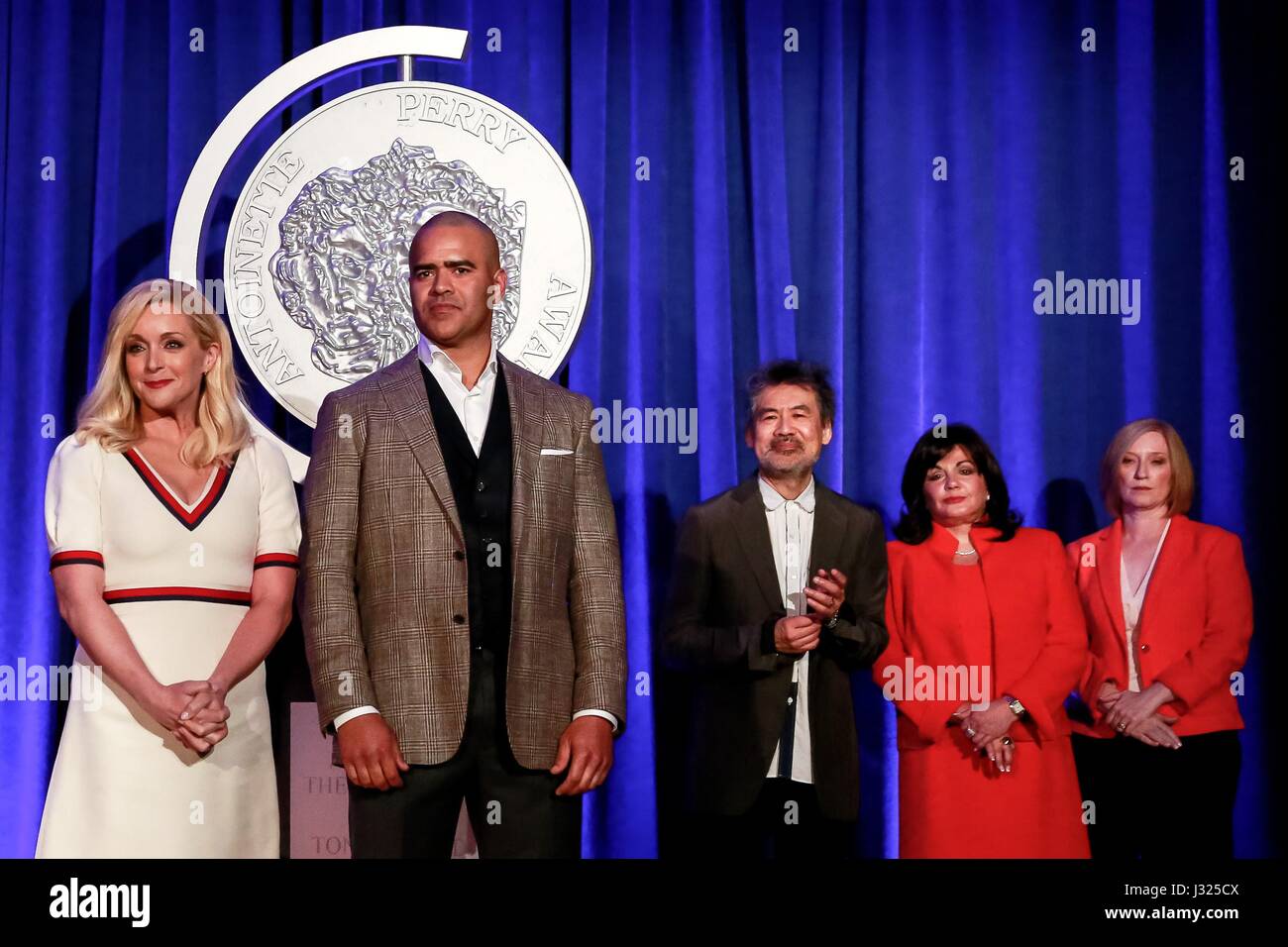 New York, NY, USA. 2. Mai 2017. Jane Krakowski, Christopher Jackson, David Henry Hwang, Charlotte St. Martin, Heather Hitchens auf der Pressekonferenz für 2017 Tony Awards nominiert, The New York Public Library für darstellende Künste, New York, NY 2. Mai 2017. Bildnachweis: Jason Mendez/Everett Collection/Alamy Live-Nachrichten Stockfoto