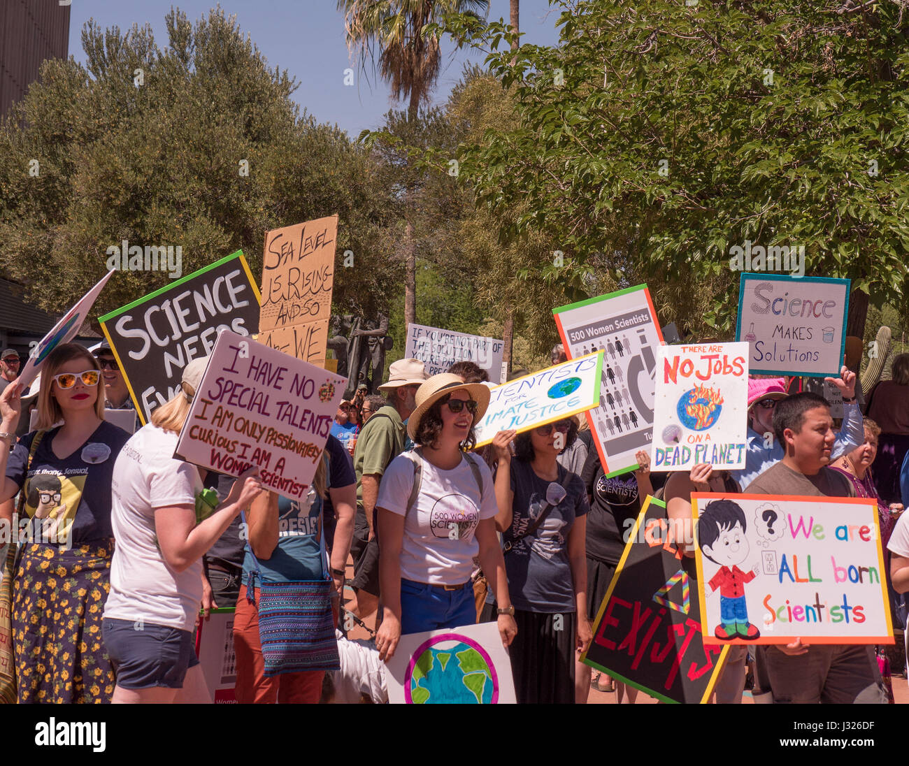 Arizonabürger mit Protest Zeichen bei Rallye / März für die Wissenschaft am Earth Day, 22. April 2017, in den USA. Stockfoto