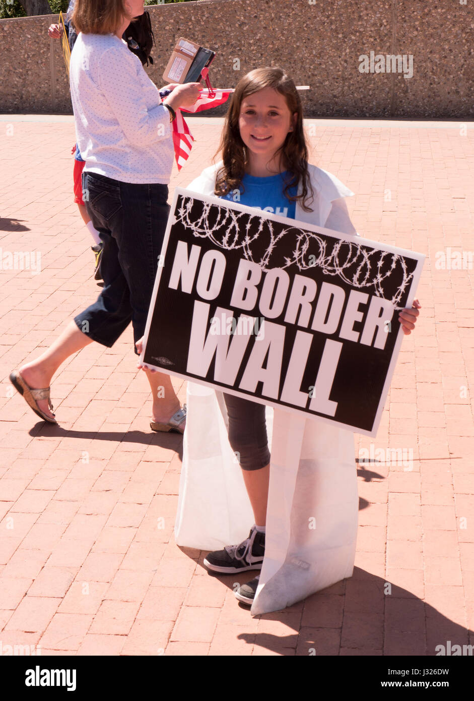 Junges Mädchen mit einem Nein Grenzmauer Protest Schild an Rallye/März für die Wissenschaft am Earth Day 2017 in Arizona, USA. Stockfoto