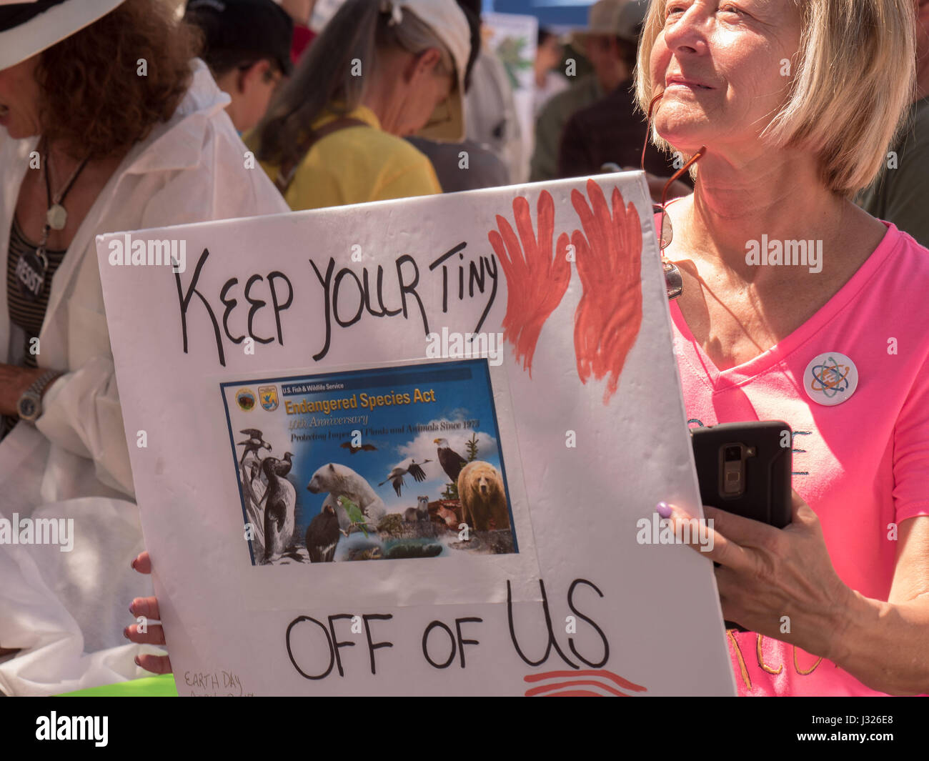 Senioren mit Protest Zeichen bei Rallye/März für die Wissenschaft am Earth Day 2017 in Arizona, USA. Stockfoto