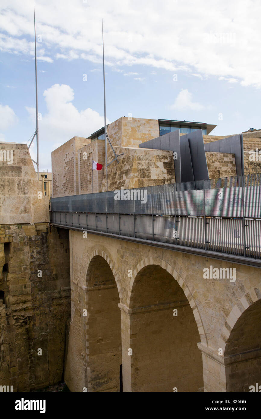 Eine Neugestaltung der historischen Stadttor Vallettas, Haupteingang, die befestigte Hauptstadt von Malta, von italienischen Architekten Renzo Piano, 2015 fertiggestellt. Stockfoto