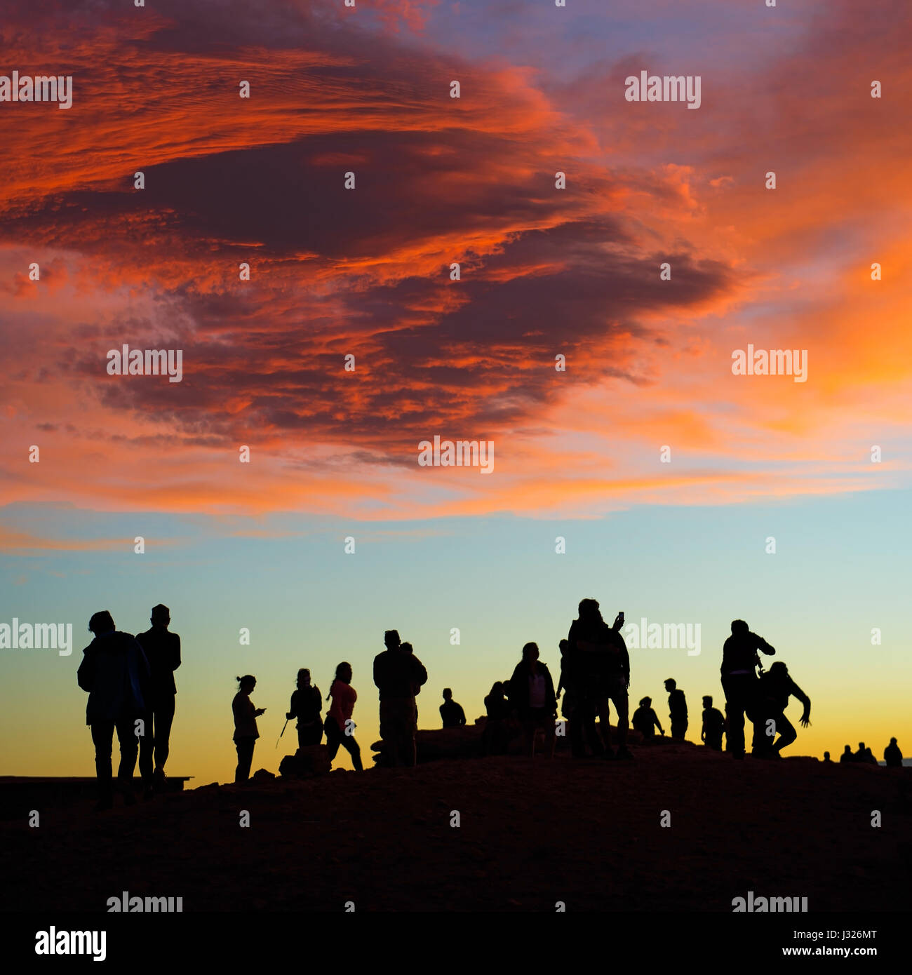 Touristen genießen einen herrlichen Sonnenuntergang in Atacama-Wüste im Norden Chiles. Stockfoto
