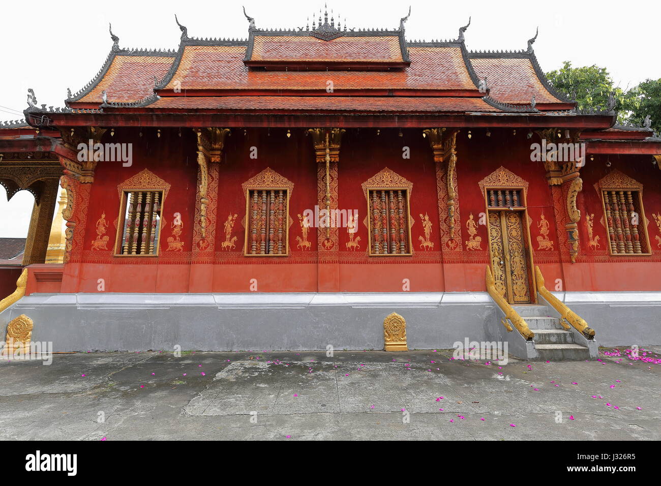 Geschnitzte Seitentür. Viharn oder Sim-Assembly Hall. Wat Sene Souk Haram-100.000 Schätze dieser Tempel wurde erbaut im Jahre 1718 AD.by Tia Tiao unter König Kitsarath mit 100 Stockfoto