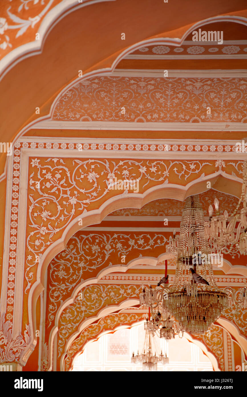 Blick auf die verzierte Decke Bögen in der Diwan-i-Aam in der City Palace Jaipur in Rajasthan, Indien. Stockfoto