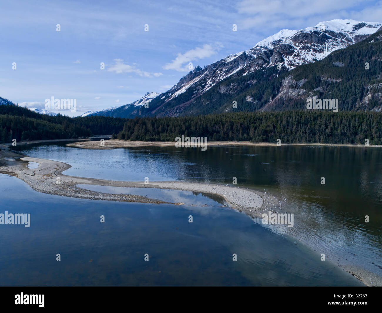 Luftaufnahme der Lutak Bucht in der Nähe von Haines Alaska im Frühjahr. Stockfoto