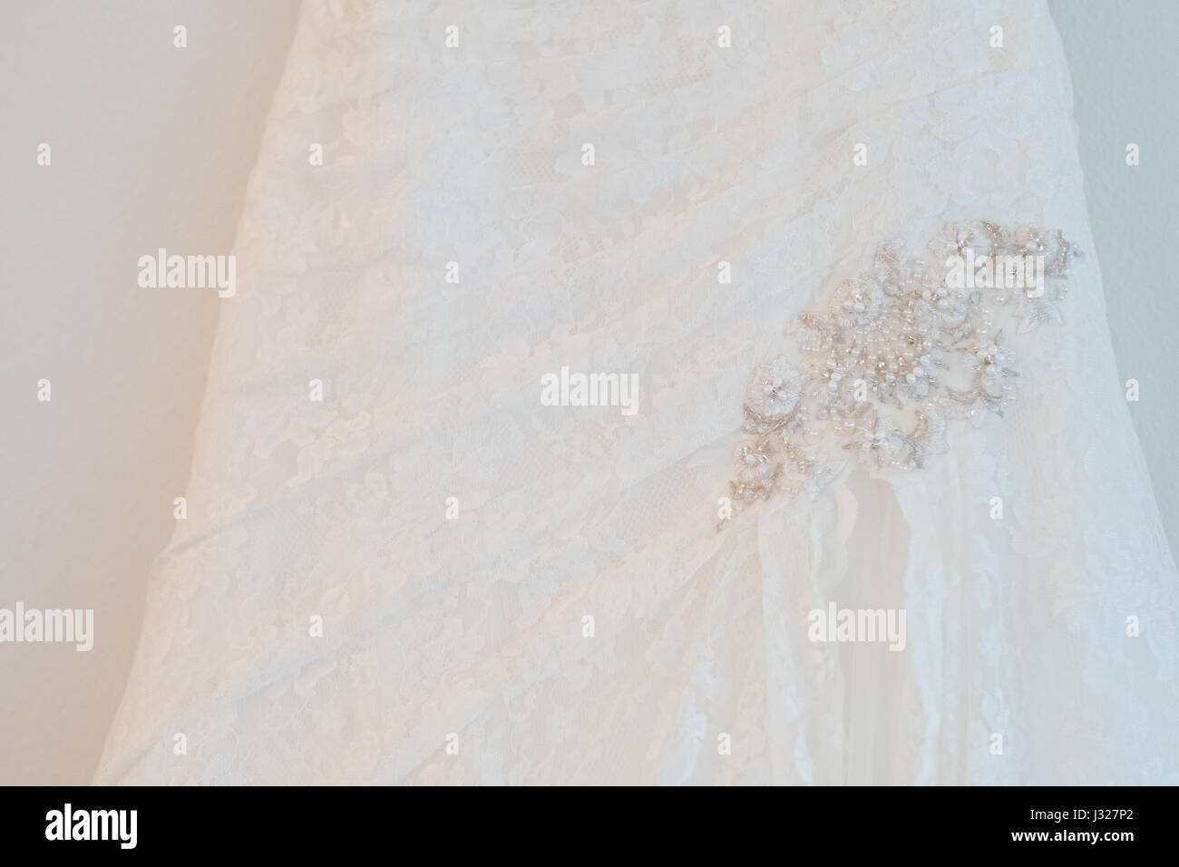 Benutzerdefinierte weißes Brautkleid Stockfoto