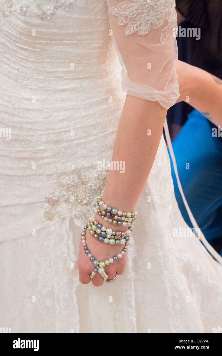 Benutzerdefinierte weißes Brautkleid Stockfoto