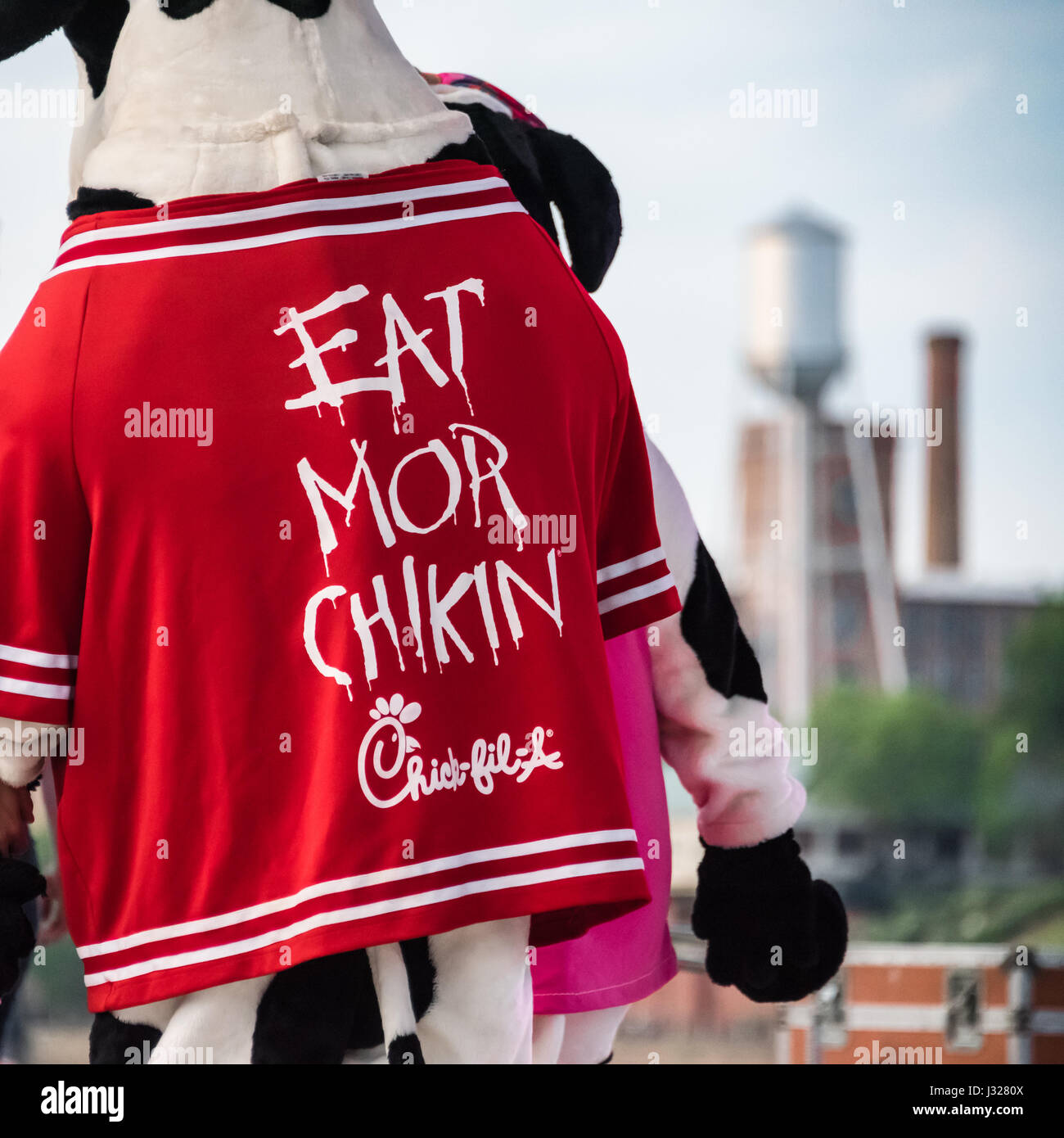 Chick-Fil-A-Maskottchen Kühe aus der beliebtesten Fastfood-Kette kultige "Essen Mor Chikin" Cowz Werbekampagne. Stockfoto