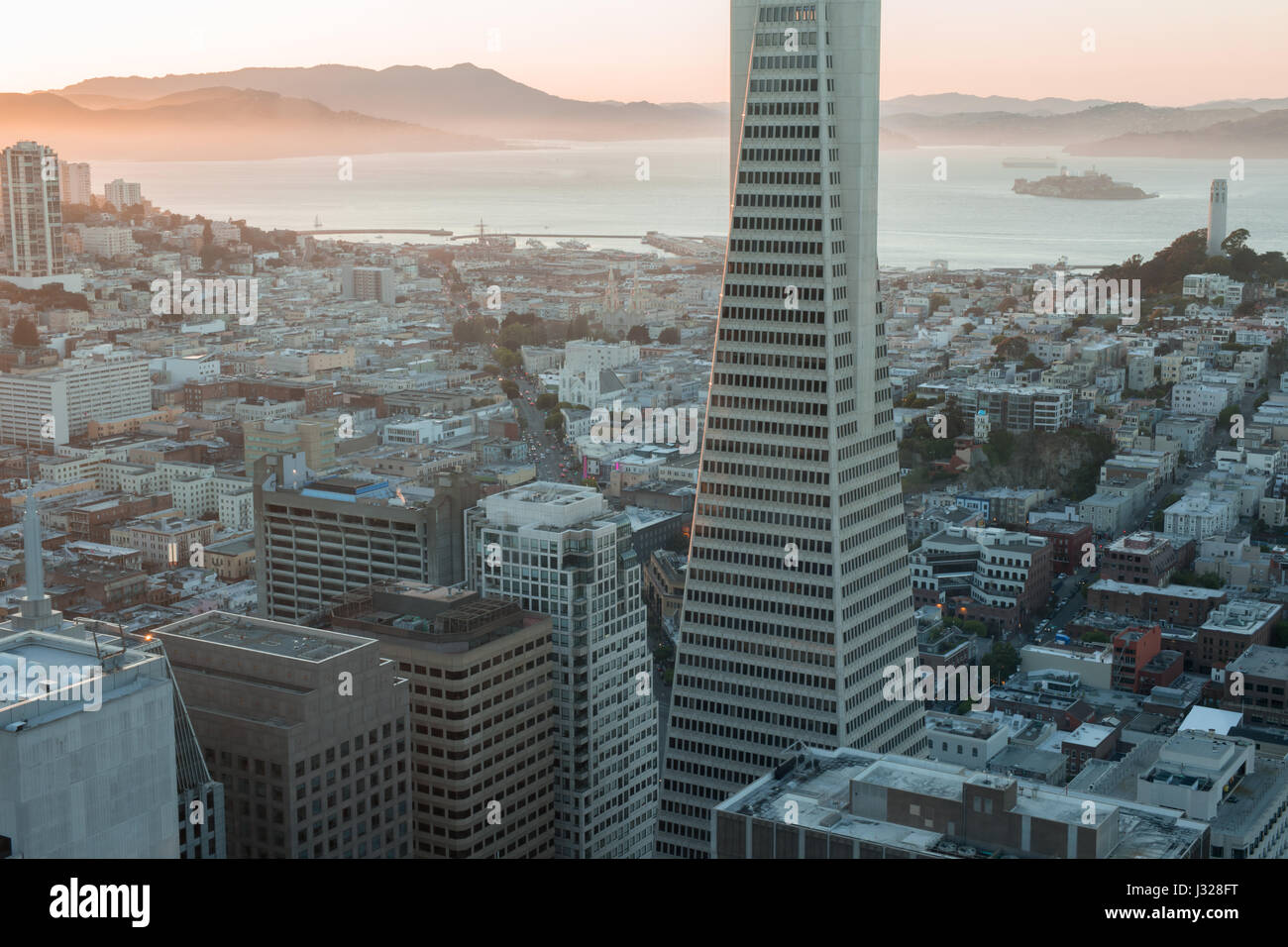 Sonnenuntergang über Fernschreiber-Hügel, Alcatraz Island und San Francisco Bay vom Finanzviertel entfernt. Stockfoto