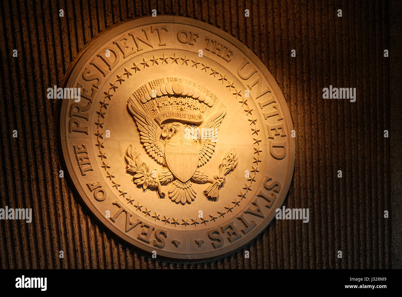 beleuchtete Präsidenten Goldsiegel an Wand Stockfoto