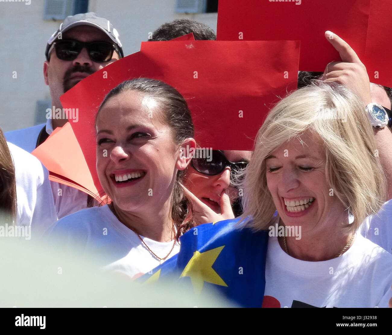 Rom, 9. Mai 2014 - Flashmob EU zu lieben. Minister Stefania Giannini auf den Stufen des Piazza di Spagna mit Dutzenden von Kindern zur Feier Europas Stockfoto