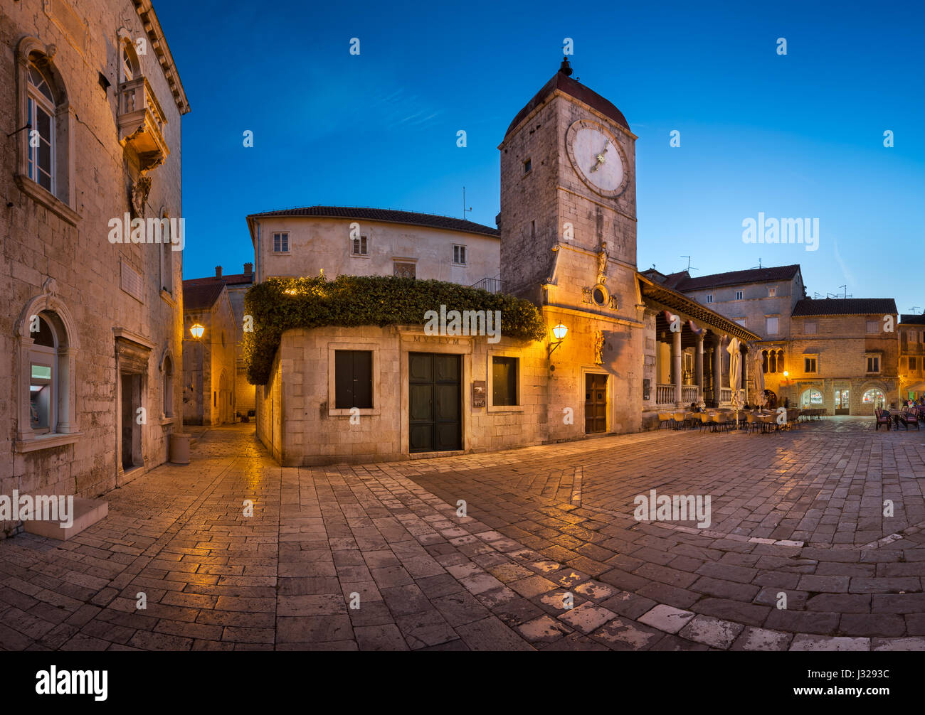 TROGIR, Kroatien - 28. September 2015: St. Sebastian Kirche und Trg Ivana Pavla II in Trogir, Kroatien. Trogir wurde von G im 3. Jahrhundert v. Chr. gegründet. Stockfoto