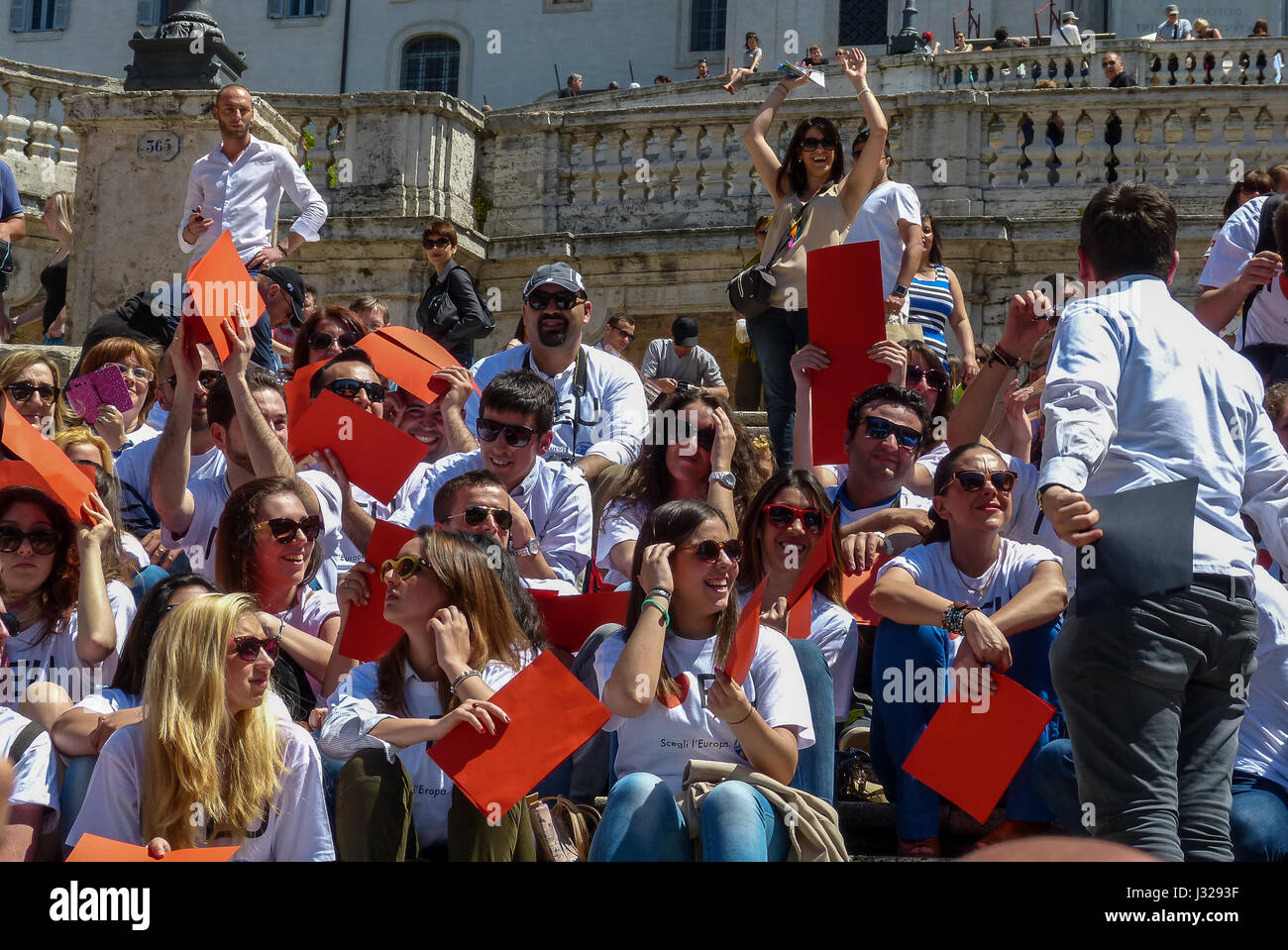 Rom, 9. Mai 2014 - Flashmob EU zu lieben. Minister Stefania Giannini auf den Stufen des Piazza di Spagna mit Dutzenden von Kindern zur Feier Europas Stockfoto