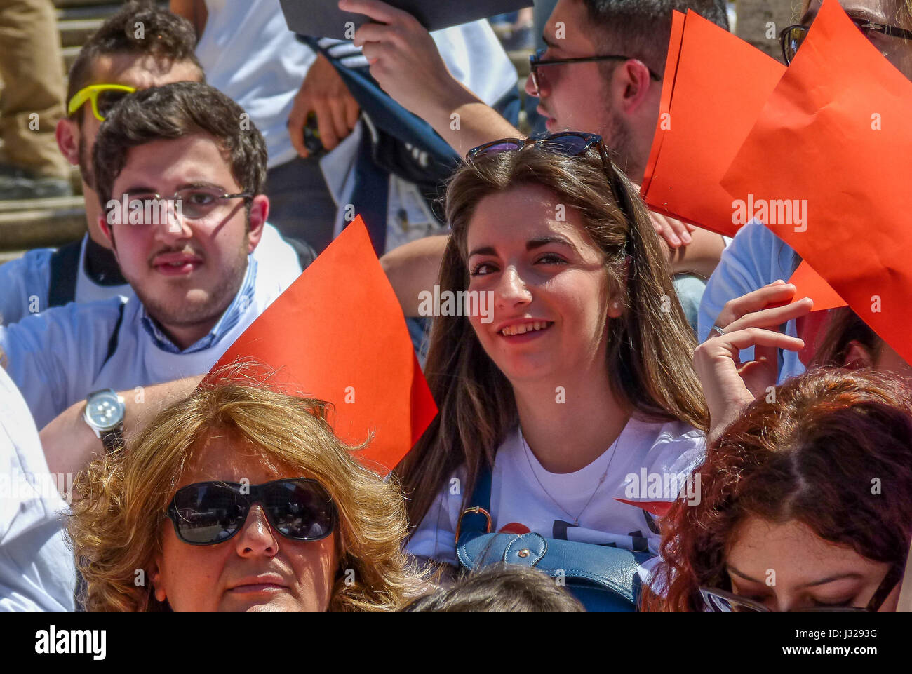 Rom, 9. Mai 2014 - Flashmob EU zu lieben. Minister Stefania Giannini auf den Stufen des Piazza di Spagna mit Dutzenden von Kindern zur Feier Europas Stockfoto