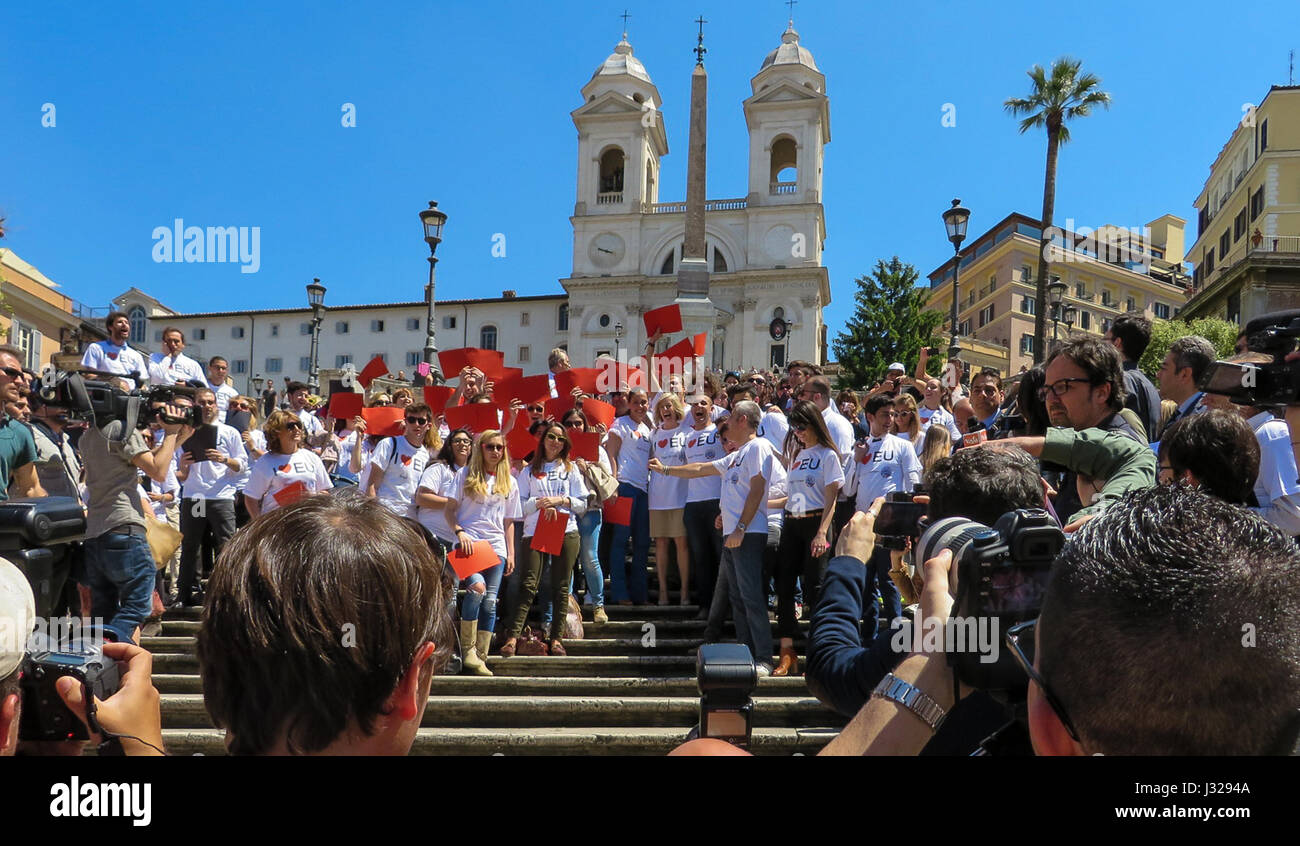 Rom, 9. Mai 2014 - Flashmob EU zu lieben. Minister Stefania Giannini auf den Stufen des Piazza di Spagna mit Dutzenden von Kindern zur Feier Europas Stockfoto