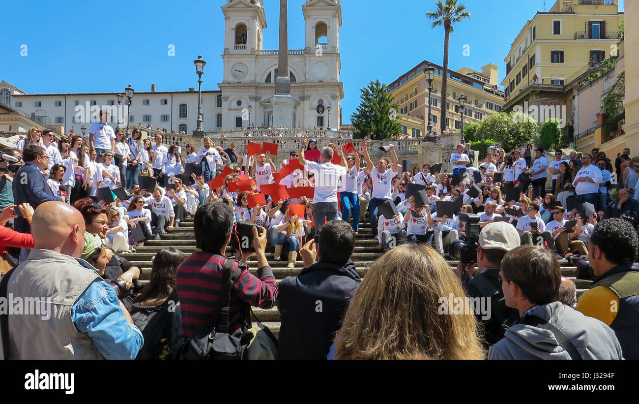 Rom, 9. Mai 2014 - Flashmob EU zu lieben. Minister Stefania Giannini auf den Stufen des Piazza di Spagna mit Dutzenden von Kindern zur Feier Europas Stockfoto
