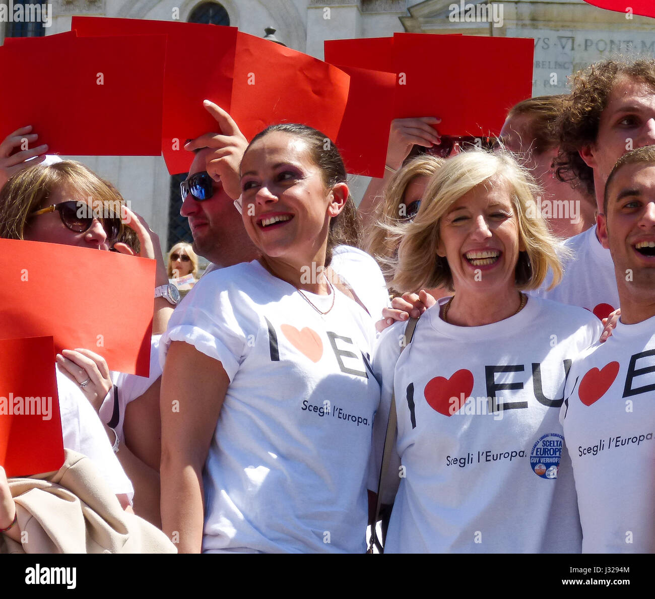 Rom, 9. Mai 2014 - Flashmob EU zu lieben. Minister Stefania Giannini auf den Stufen des Piazza di Spagna mit Dutzenden von Kindern zur Feier Europas Stockfoto