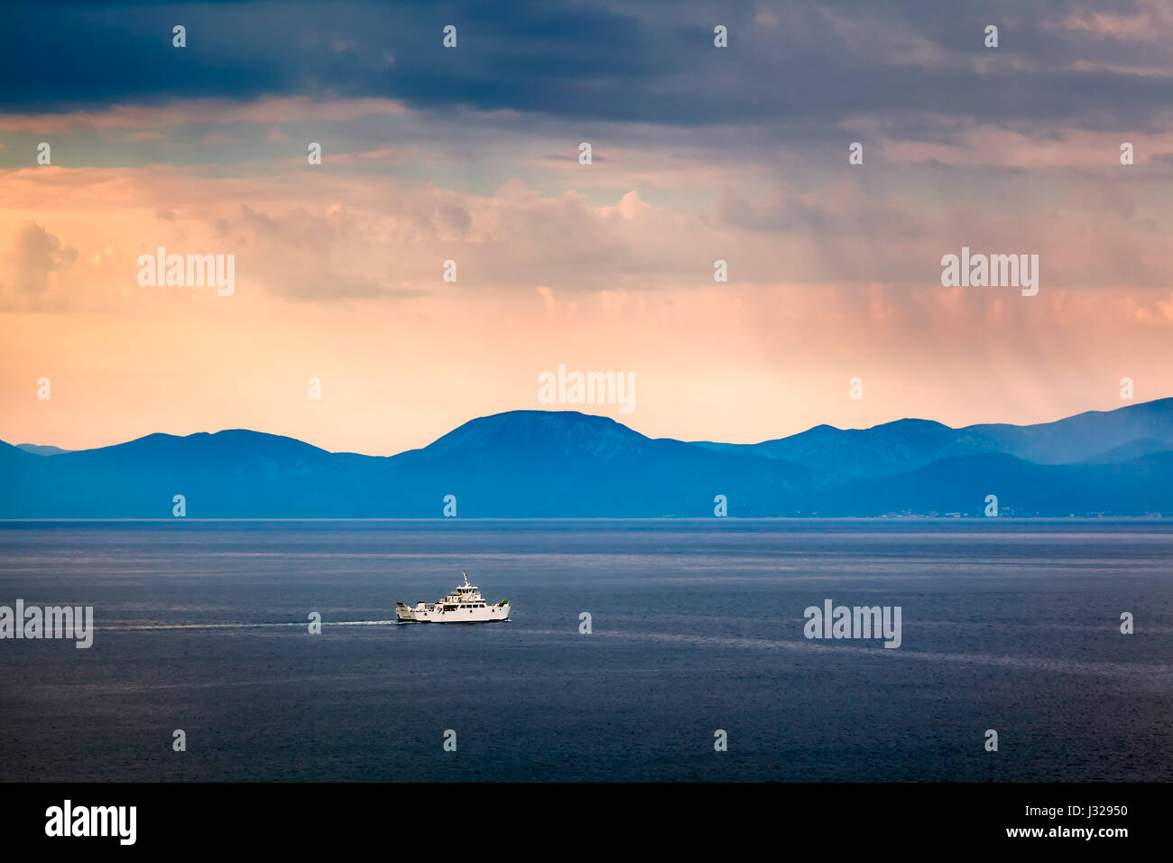 Boot, vorbei an der Insel Brac in der regnerischen Morgen, Kroatien Stockfoto
