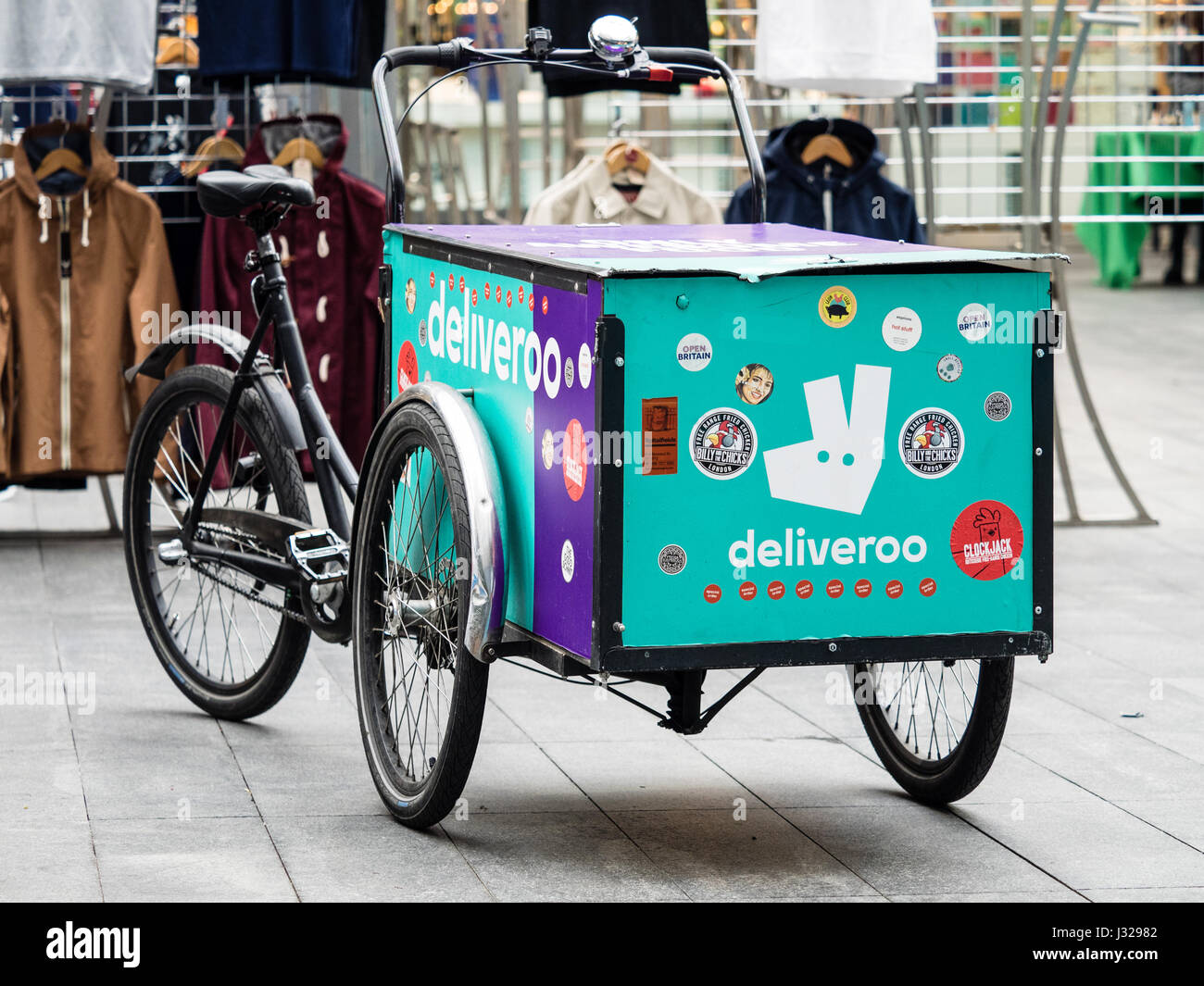 Eine große Kapazität Deliveroo cargo bike in London geparkt. Deliveroo ist eines der Unternehmen, die in den umkämpften Lebensmittel Lieferung im Vereinigten Königreich. Stockfoto