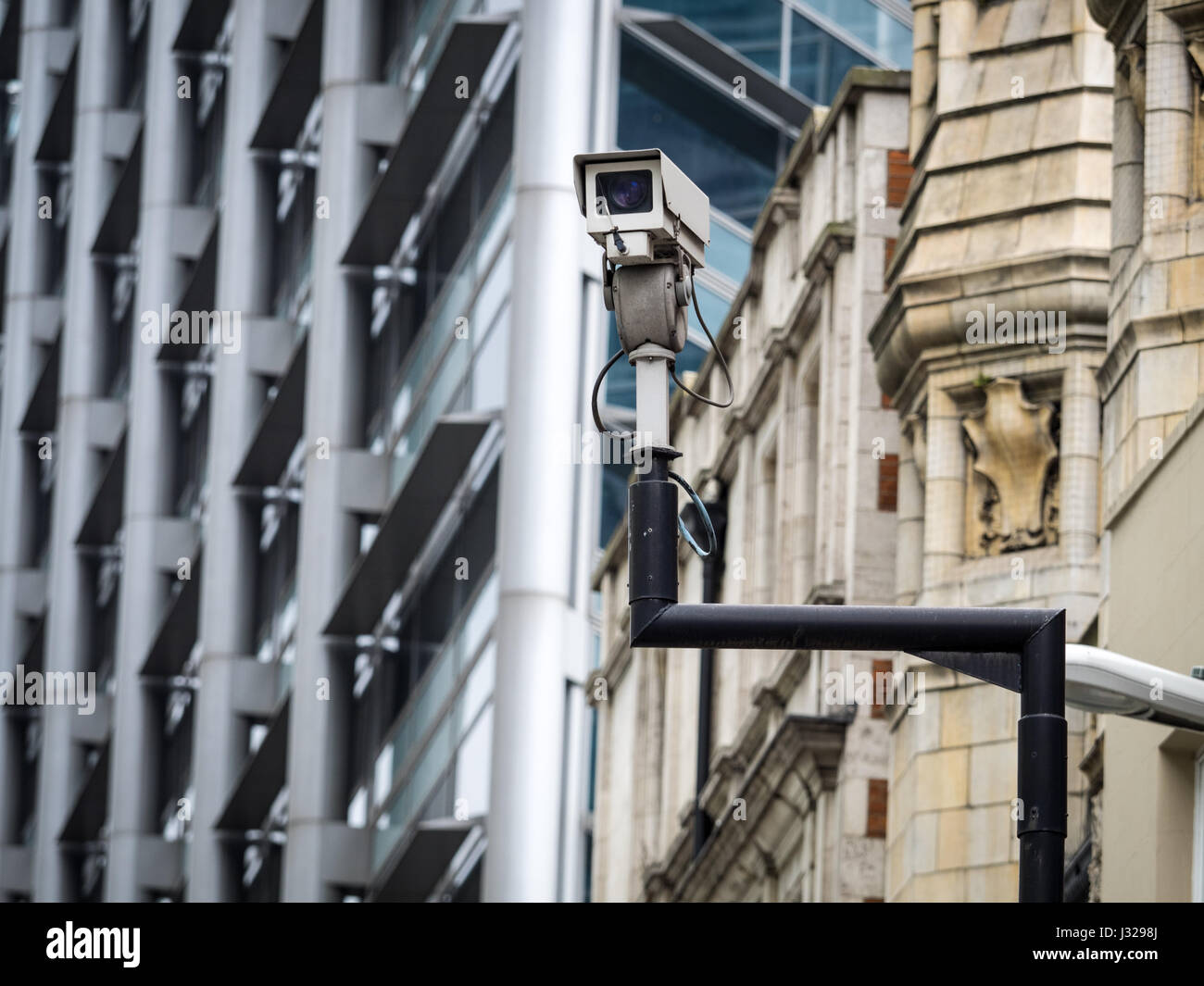 Eine CCTV-Kamera blickt auf Bishopsgate in London Financial District, UK. Stockfoto
