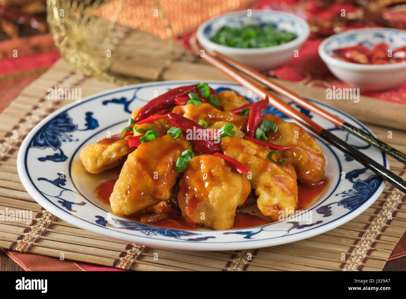 Feuerwerkskörper Huhn. Würzig gebratenes Huhn in einer hot Chili-Sauce. Chinesisches Essen. Stockfoto