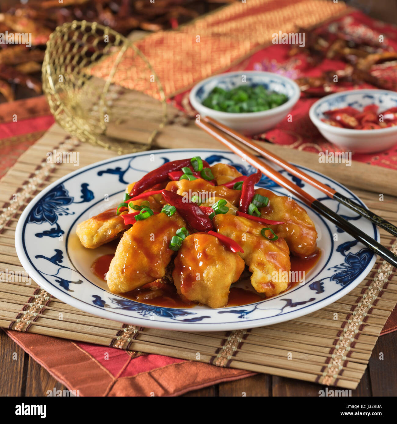 Feuerwerkskörper Huhn. Würzig gebratenes Huhn in einer hot Chili-Sauce. Chinesisches Essen. Stockfoto