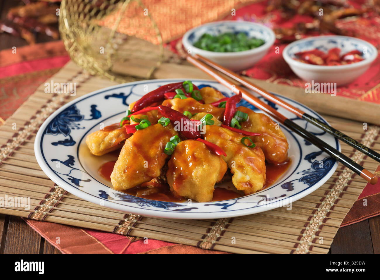 Feuerwerkskörper Huhn. Würzig gebratenes Huhn in einer hot Chili-Sauce. Chinesisches Essen. Stockfoto