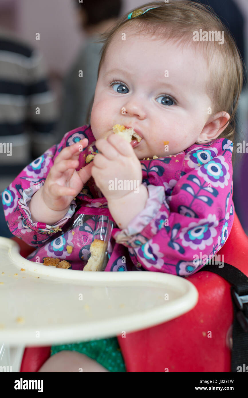 6 Monate altes Mädchen entwöhnt. Stockfoto