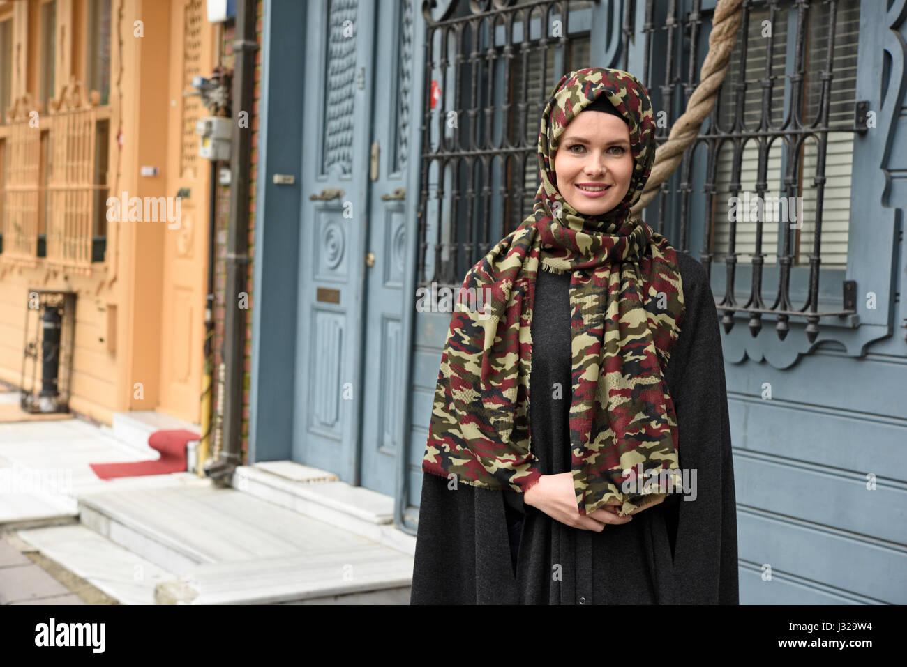 junge muslimische Frau tragen islamischen Kleidung Stockfoto