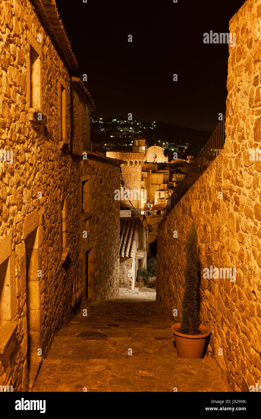 Tossa de Mar in der Nacht, Steinhäusern und schmalen Treppen in mittelalterlichen Altstadt (Vila Vella), Costa Brava, Katalonien, Spanien, Europa Stockfoto