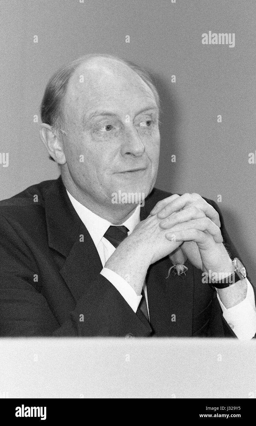 Rt Hon. Neil Kinnock, Führer der Arbeitspartei, besucht eine Party-Pressekonferenz in London, England am 29. Januar 1990. Stockfoto