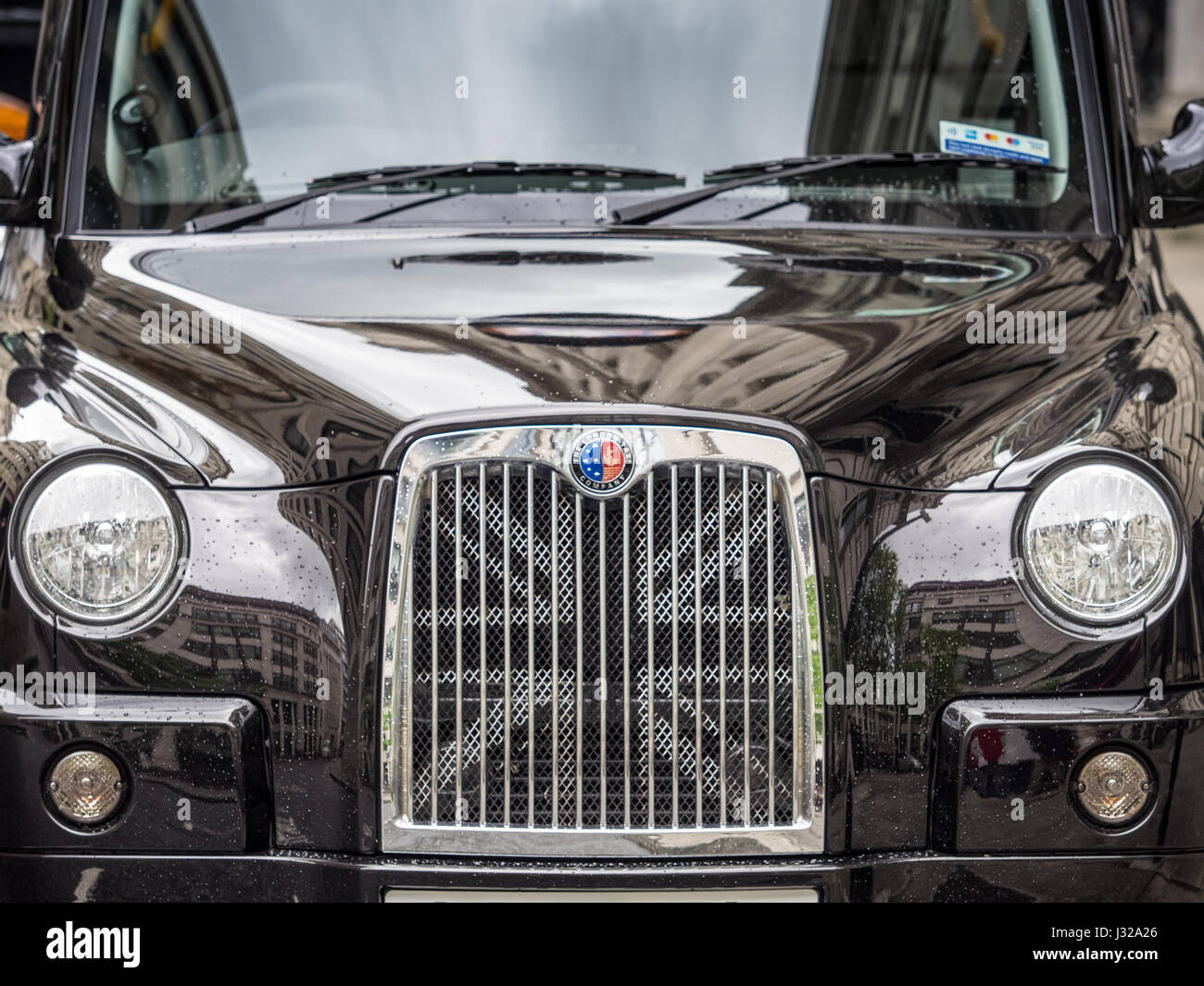 London Taxi Black Cab mit einem Union Jack-Grafik auf dem Kühlergrill. Das Taxi ist ein London Taxi Unternehmen TX4 Limited Edition. Stockfoto